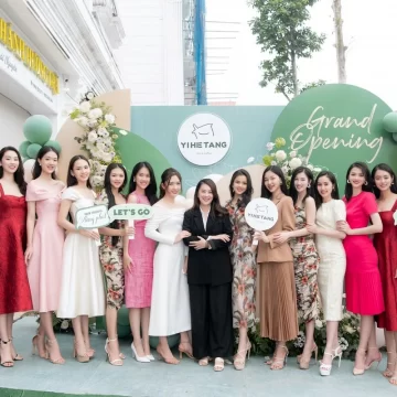 Dàn thí sinh Miss World Việt Nam 2022 thưởng thức trà sữa nướng